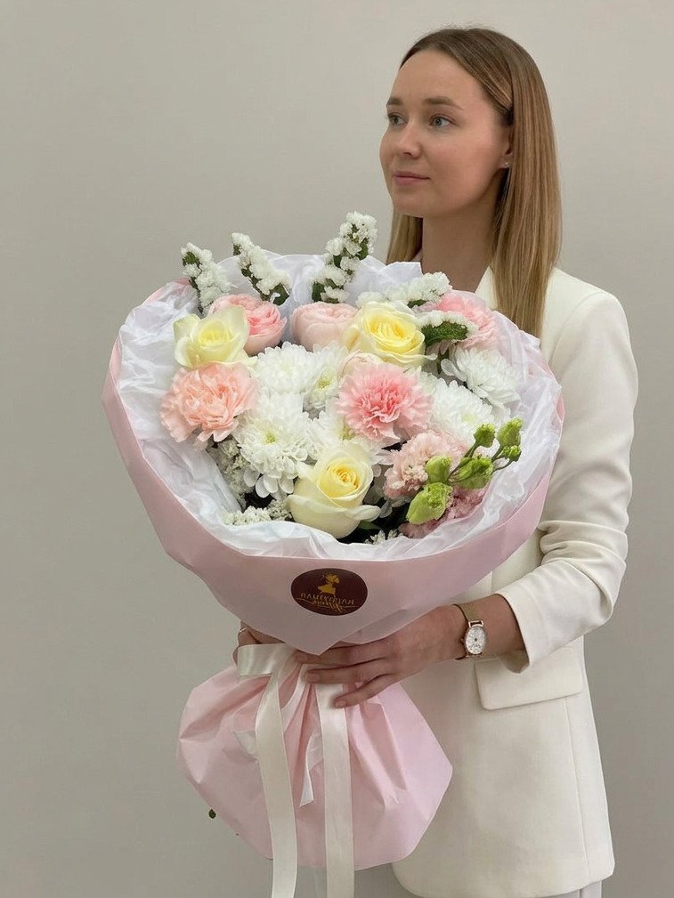 Букет из роз, хризантем, эустом, гвоздик и статицы № 9577